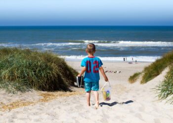 Dreng (6) ser sin far med en anden kvinde. Hans uskyldige reaktion chokerer internettet