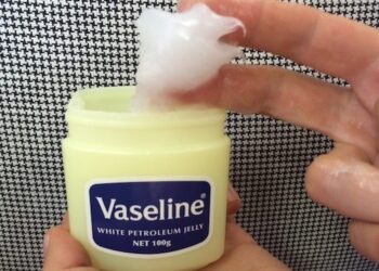 Derfor skal du smøre vaseline i ansigtet, før du sover!