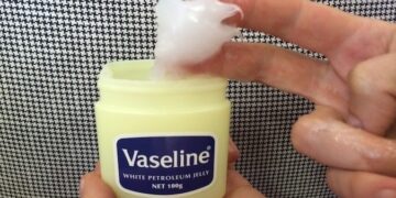 Derfor skal du smøre vaseline i ansigtet, før du sover!