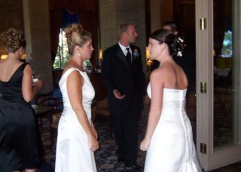 Maria’s halvsøster tog en bryllupskjole på til hendes bryllup. “Grædende forlod hun festen.”