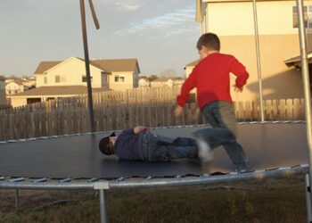 Lise: “Mine naboer nægter at fjerne trampolinen fra deres have, selvom jeg er generet af den”