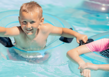 “Jeg kom hjem og fandt min nabo med sine børn i vores pool – hun siger, at jeg er egoistisk”.