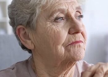 »Truus (80) føler sig ensom derhjemme hver dag: ‘Mine børn har for travlt, og ingen andre kommer forbi’«