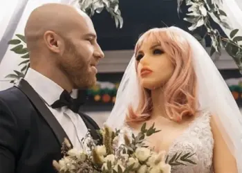 Mand gifter sig med s*k-dukke og indleder forhold med kyllingedukke: »Det er sådan, jeg er, og jeg skammer mig ikke over noget«